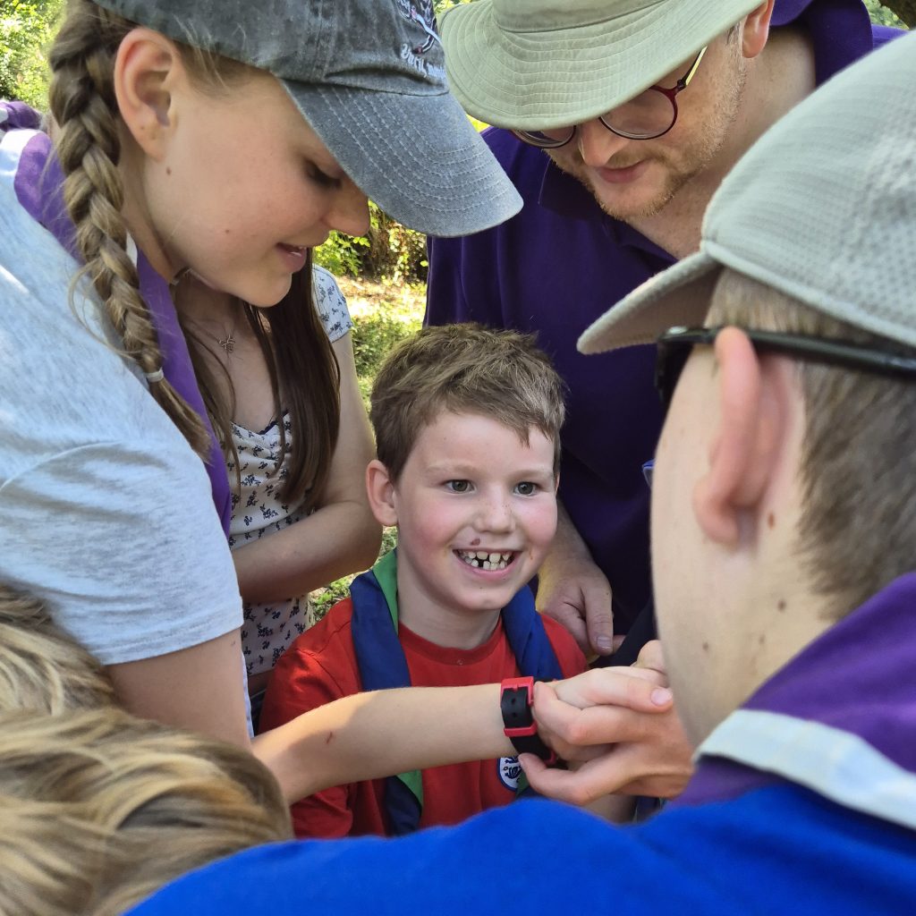 Explorer Scouts explaining and activity to a Squirrel Scout. #DringyGroupCamp25